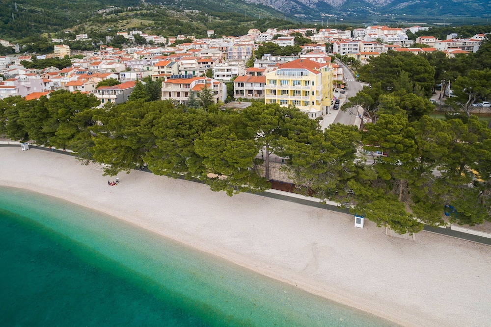 Hotel Villa Bacchus 47/50