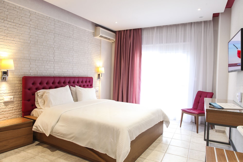 Royal Hotel and Suites 20/49