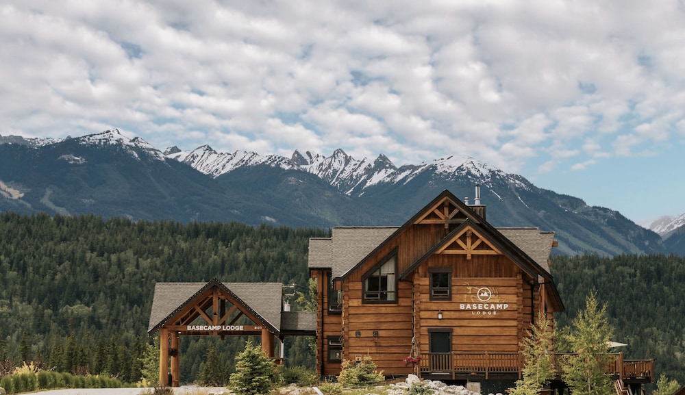 Basecamp Lodge Golden — photo 2