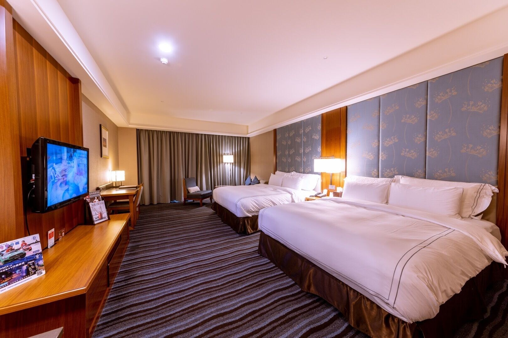 DELUXE, DOUBLE OR TWIN BED, CITY VIEW, BATHTUB