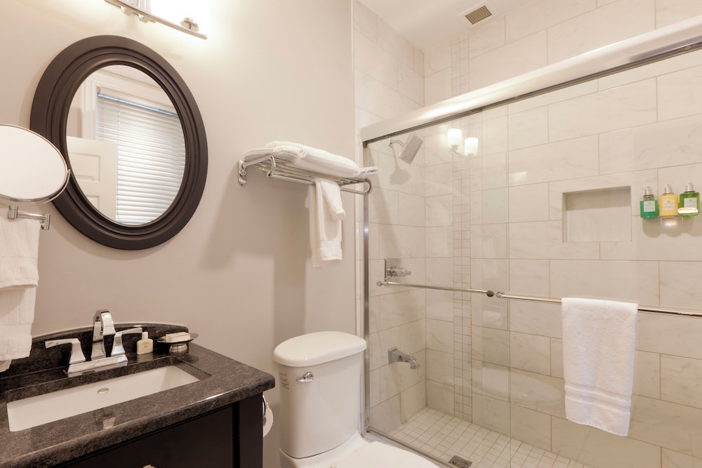 جناح بسرير كينج مع أريكة بمنطقة جلوس، Idlewyld Inn & Spa, WorldHotels Crafted 4/4