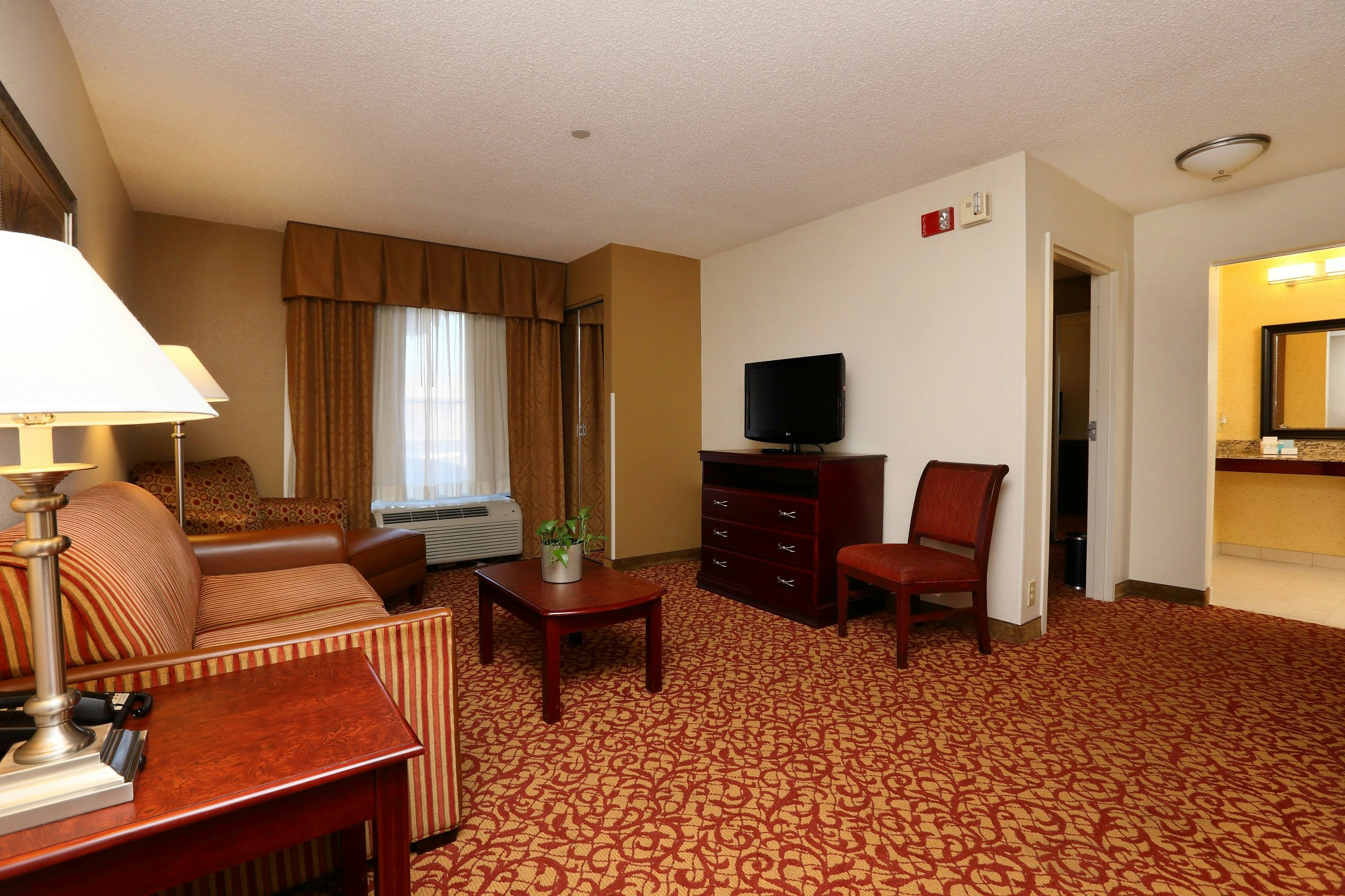 Hampton Inn & Suites Charlottesville-At the University 25/50