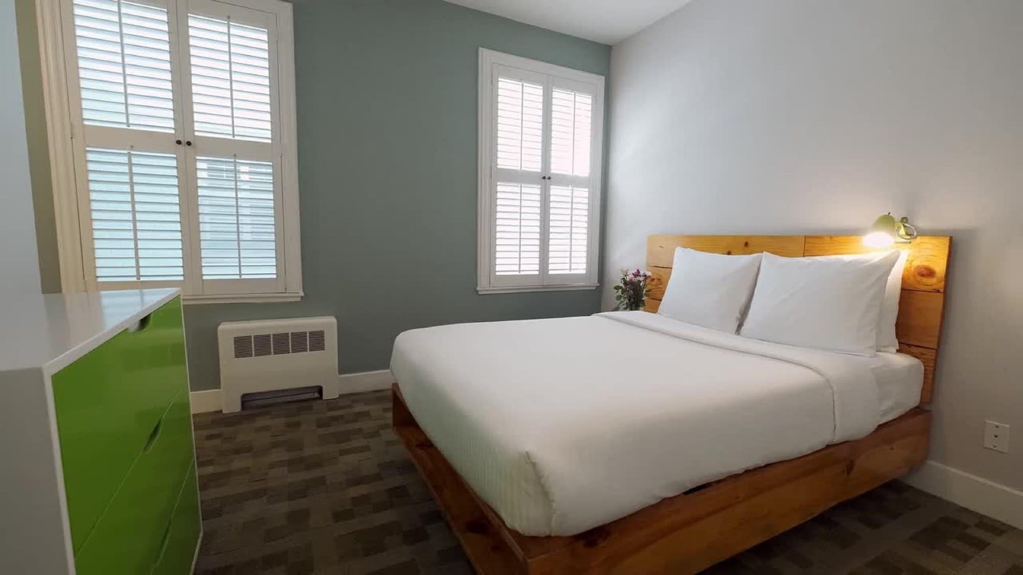 Courtyard, Queen Bed