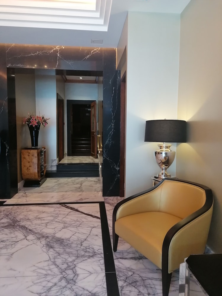 Eyre Square Hotel 52/58