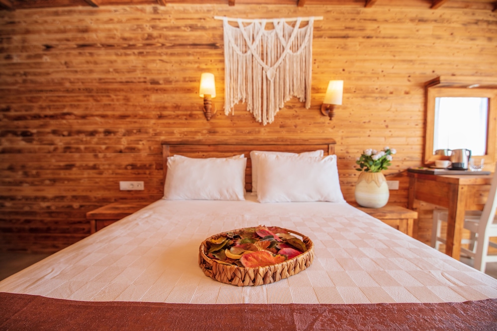 DELUXE, DOUBLE BED