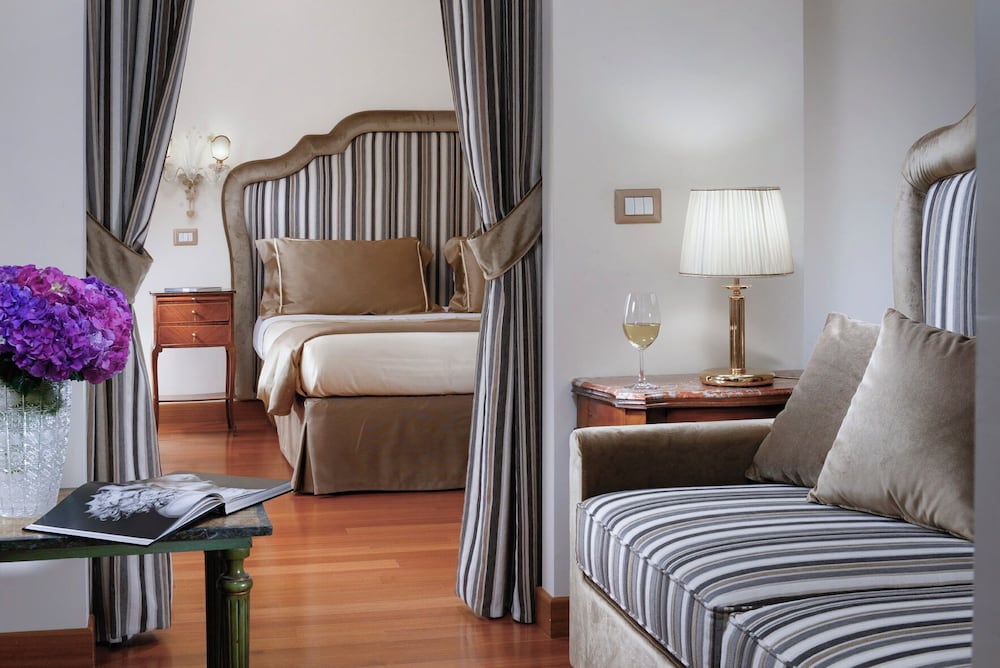 جناح جونيور بسرير كوين مع أريكة، Forum Hotel Rome 2/9