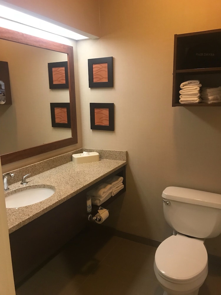 Comfort Inn & Suites Sturbridge-Brimfield 24/54