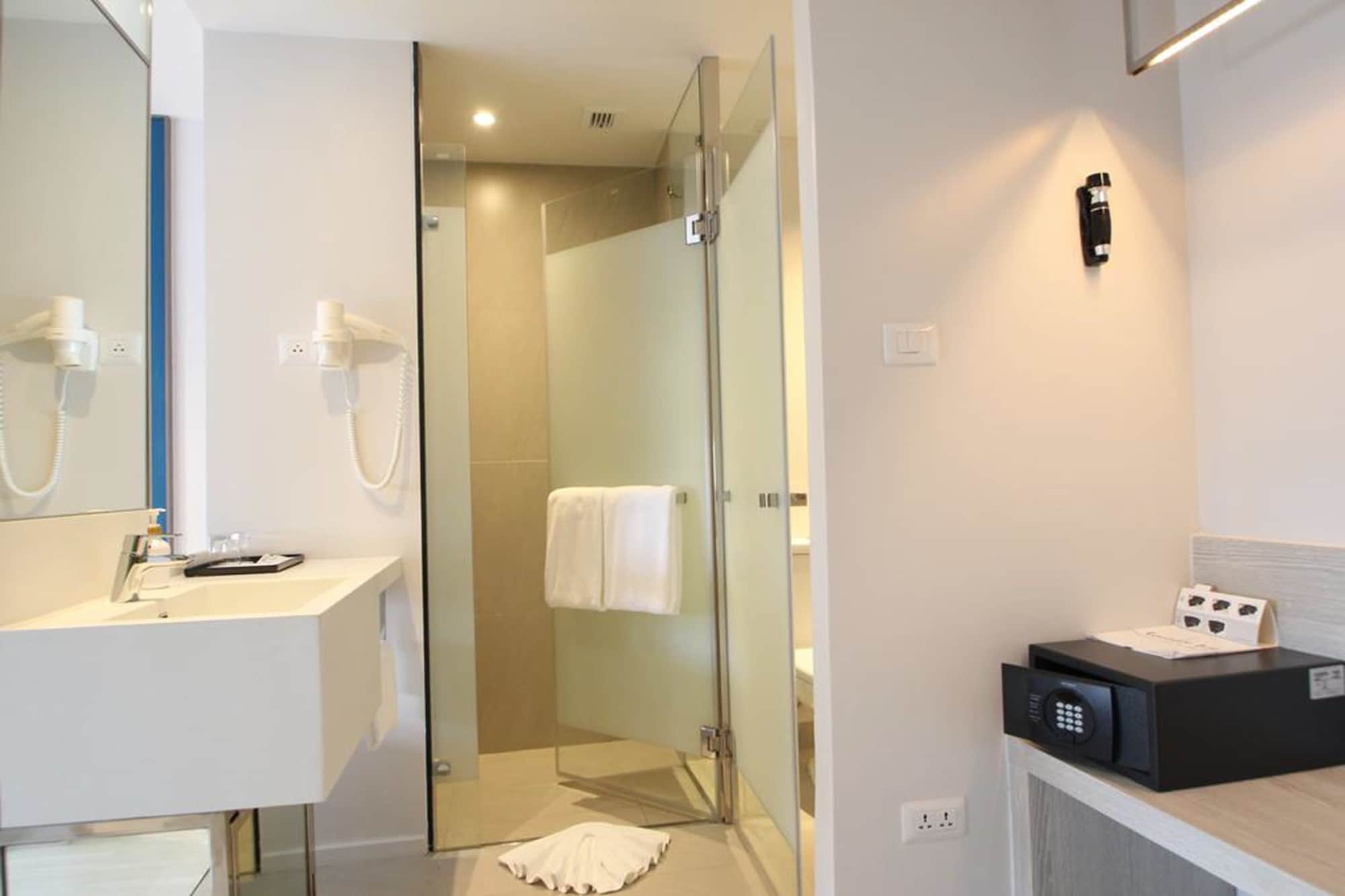 غرفة عائلية بسرير مزدوج وسرير بطابقين، Ibis Styles Phuket City 7/10