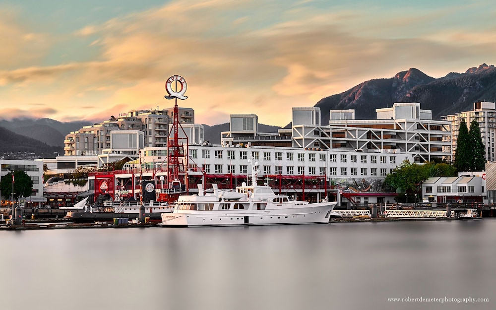 Lonsdale Quay Hotel 32/76