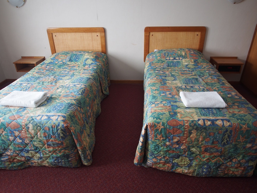ASCOT MOTOR INN 10/32