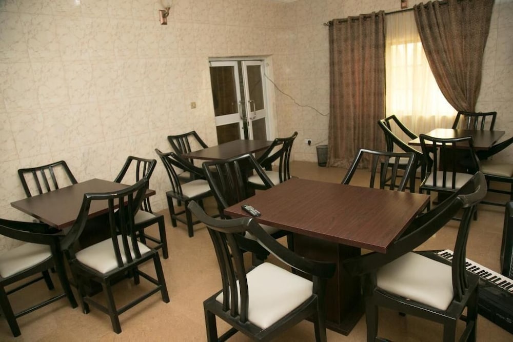 Josto's Place 20/24