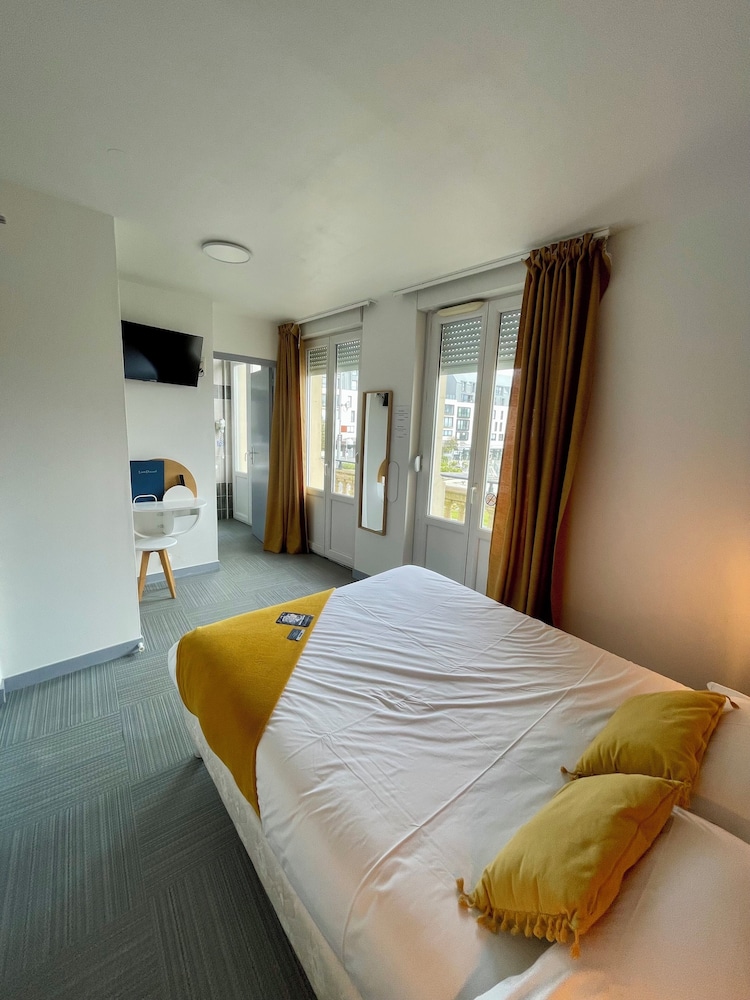 STANDARD, QUEEN BED, BALCONY