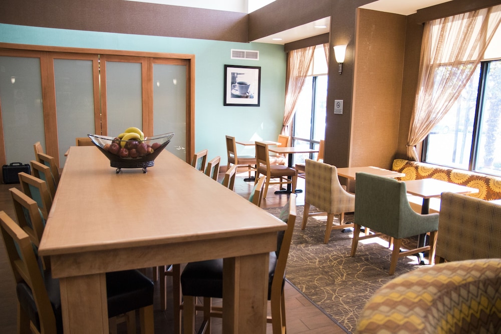 Hampton Inn Suites Madera 46/47