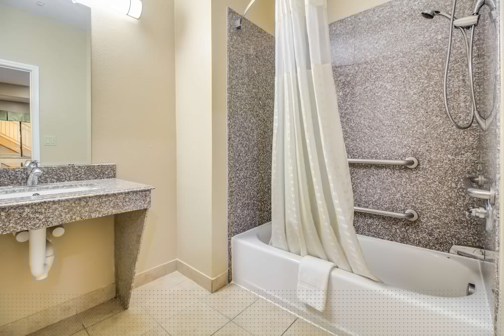 Americas Best Value Inn And Suites Tomball 17/30