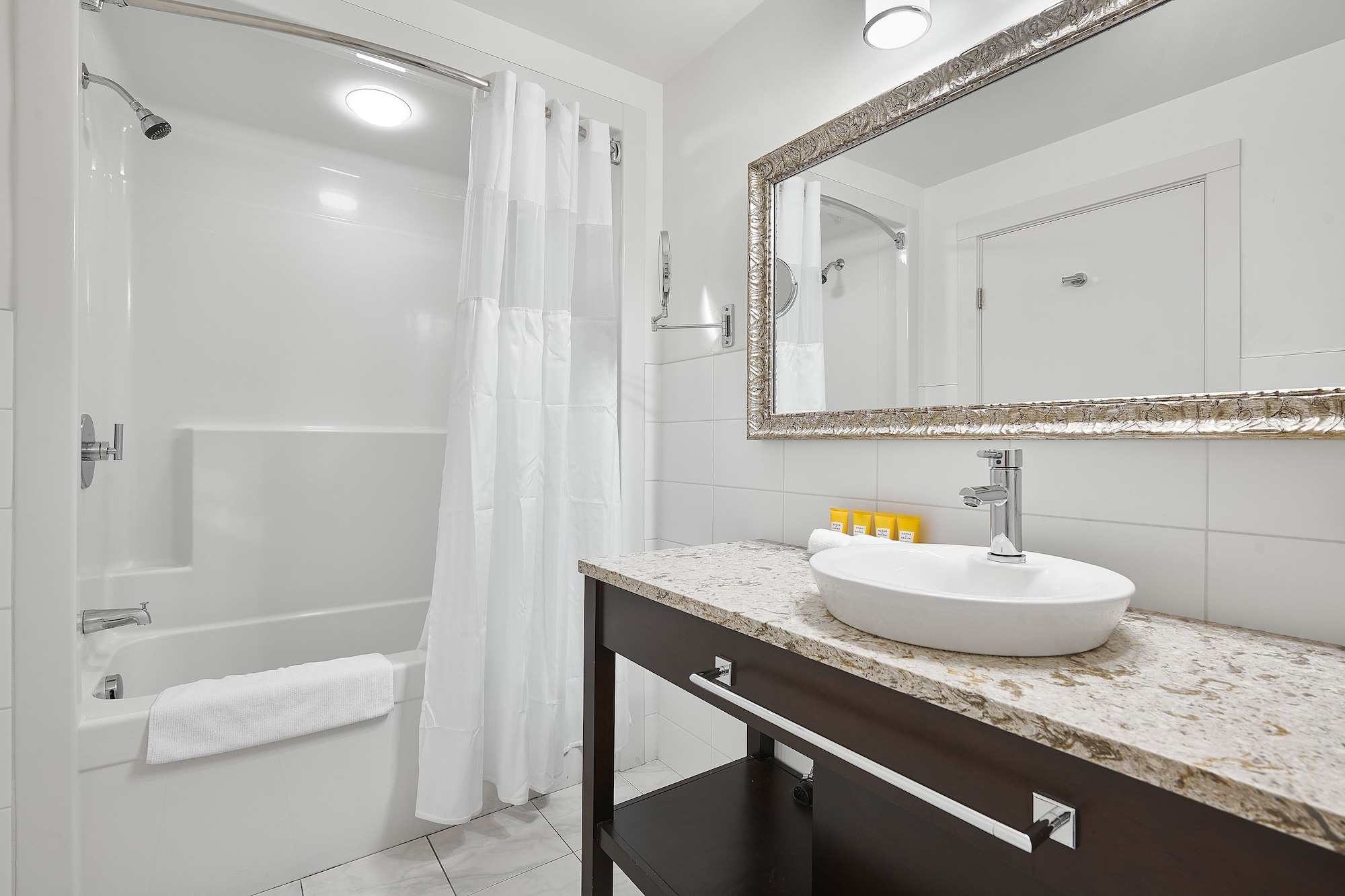 JUNIOR SUITE, QUEEN BED, SOFA