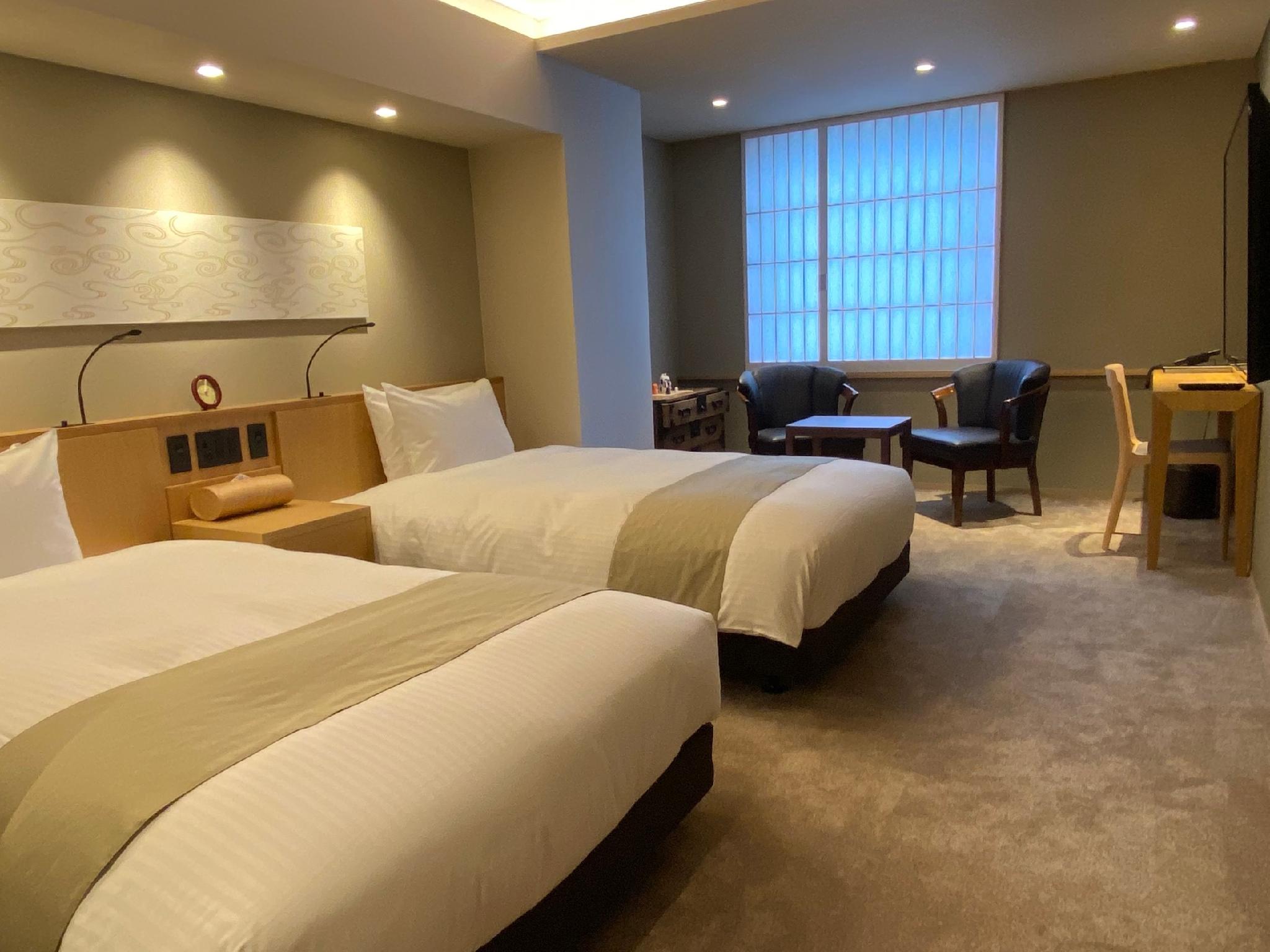 Western, Standard, Twin Beds, Night View