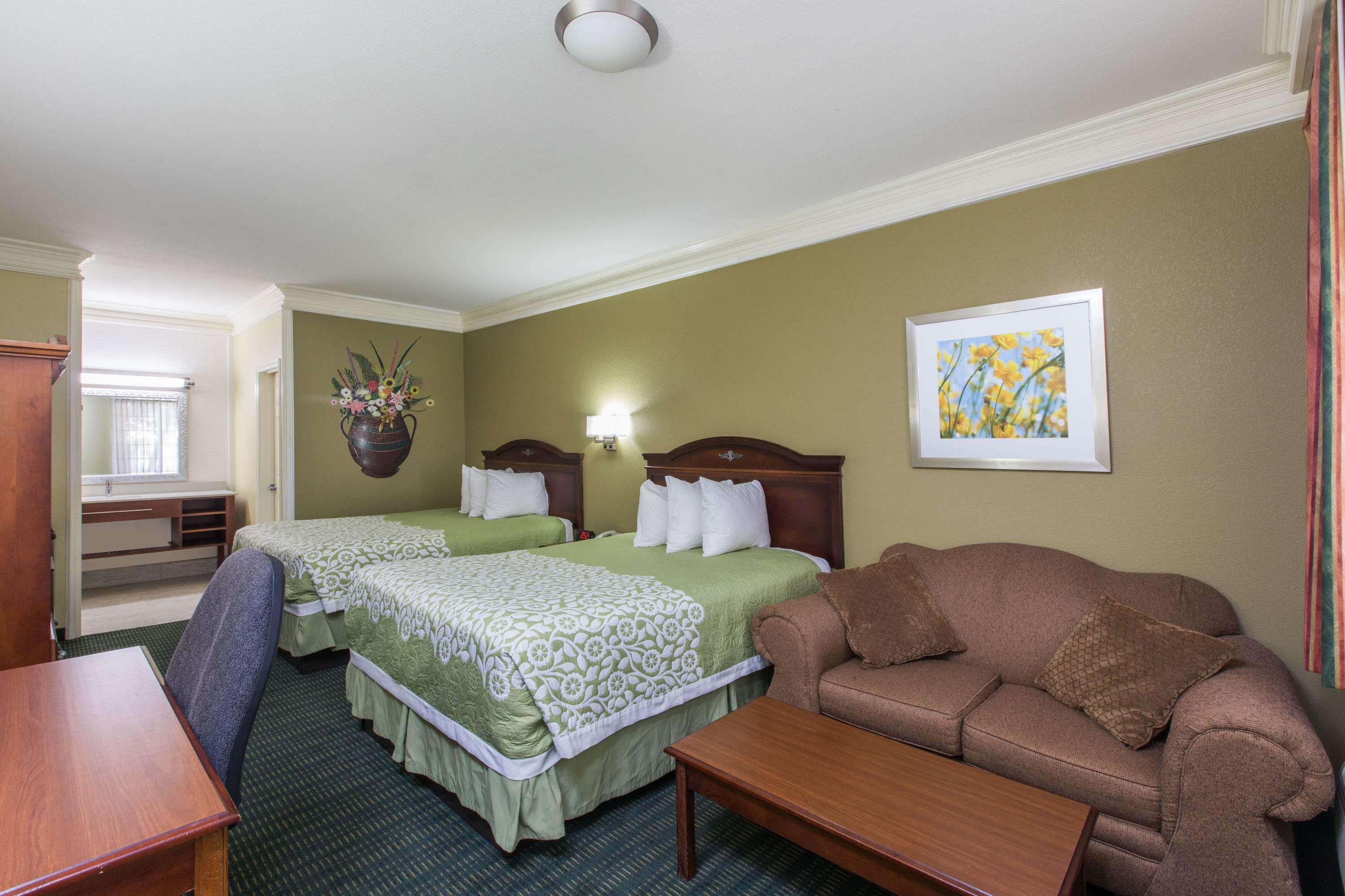 Days Inn & Suites by Wyndham Big Spring 17/28