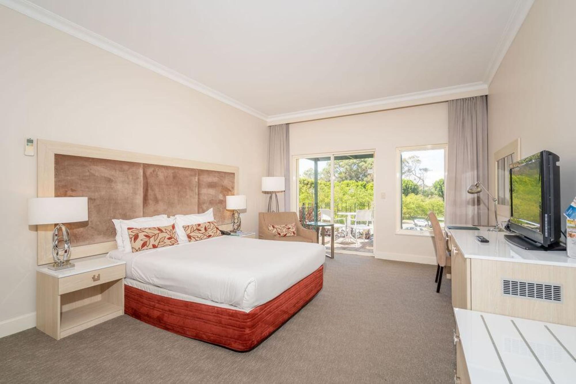 RESORT, QUEEN BED