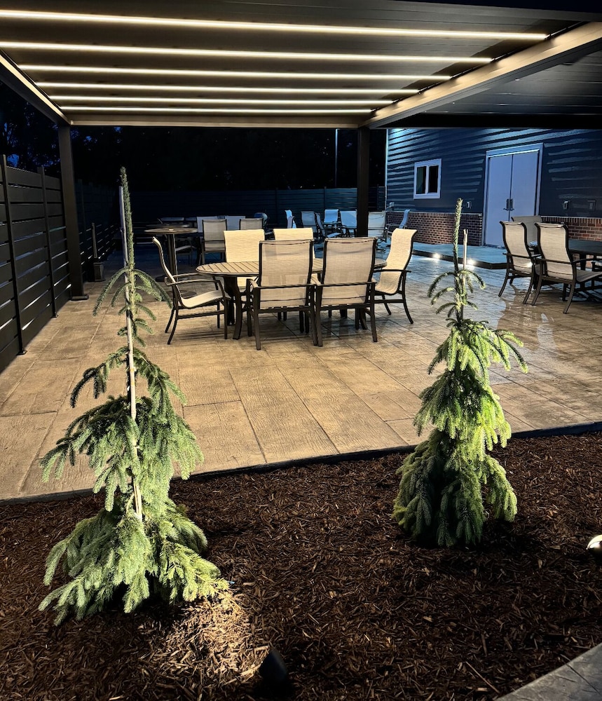 Cardinal Inn Hotel and Event Center 21/22