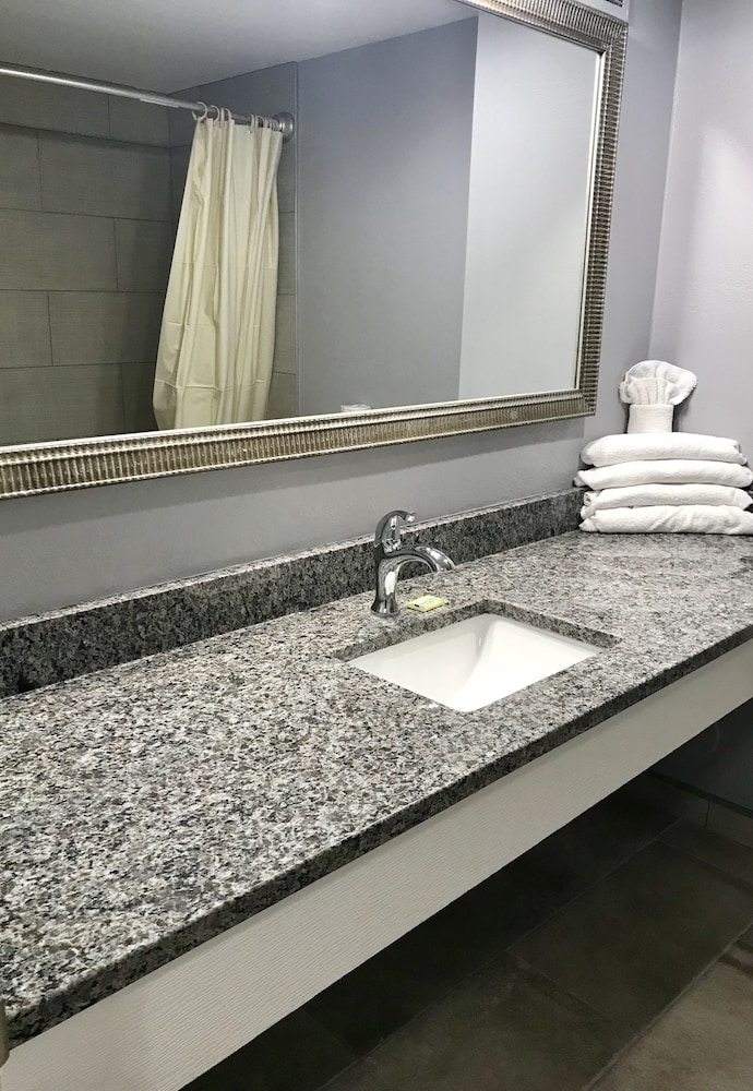 American Inn North Kansas City 53/57
