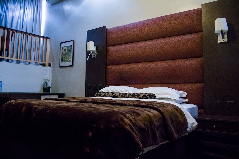 Best Western Starfire Hotel 30/75