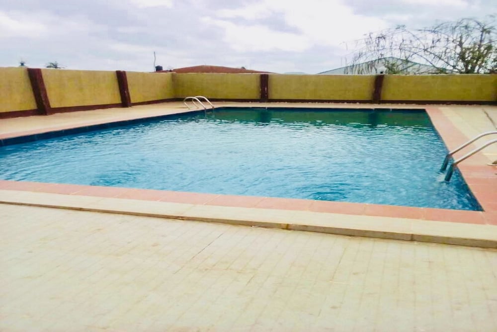 Momak 4 Hotel & Suites 4/7