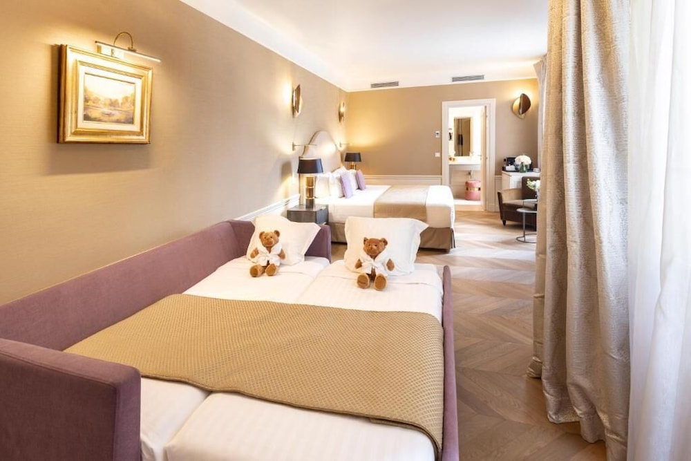 Family Suite, Double Bed, Sofa, Hotel Residence Foch 5/5