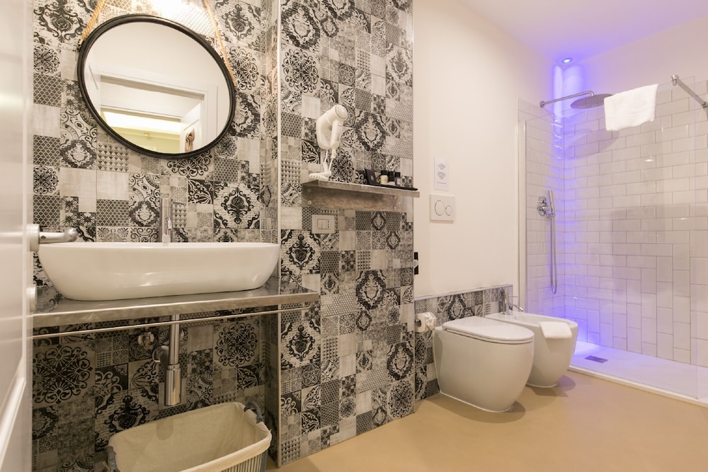 Trevi Contemporary Suite 33/42