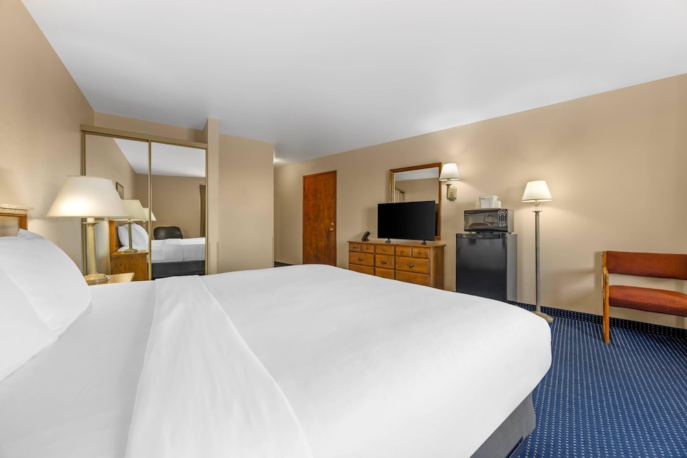 غرفة قياسية بسرير كوين