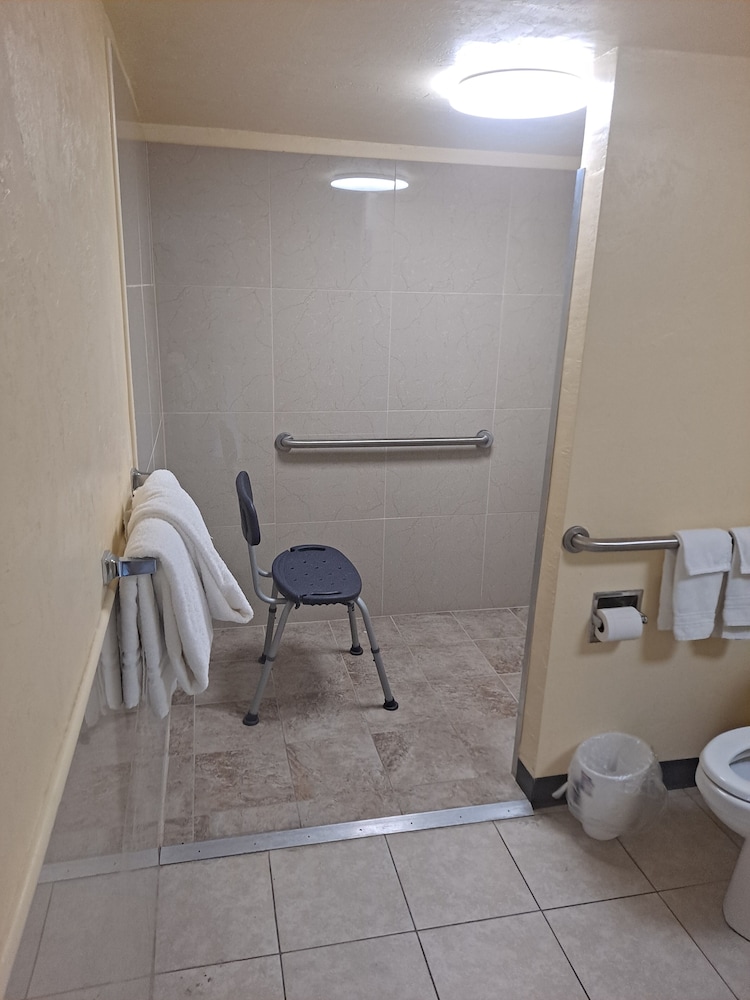 Days Inn by Wyndham Gainesville University 7/17