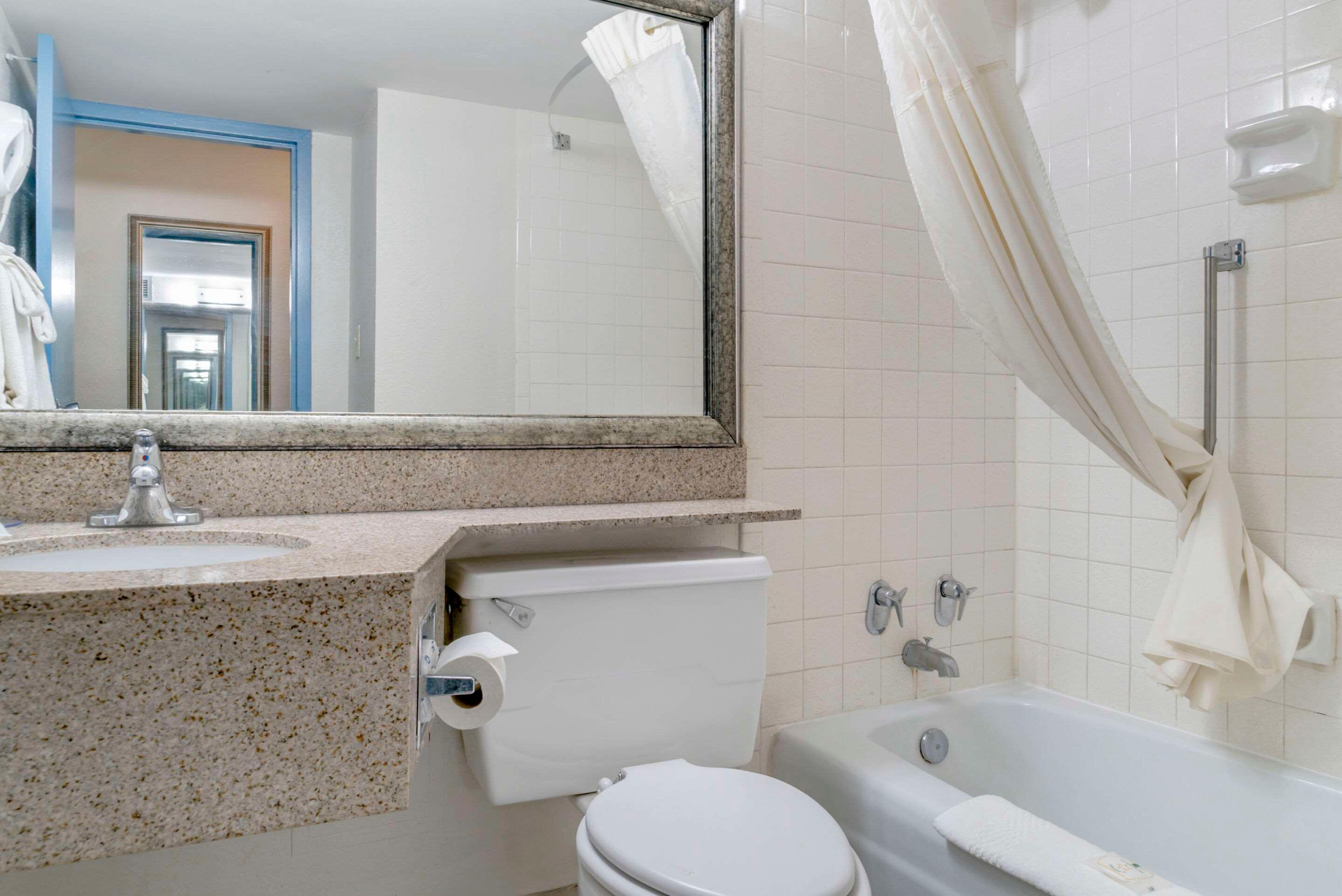 جناح، Quality Inn & Suites Livonia - Detroit 4/4