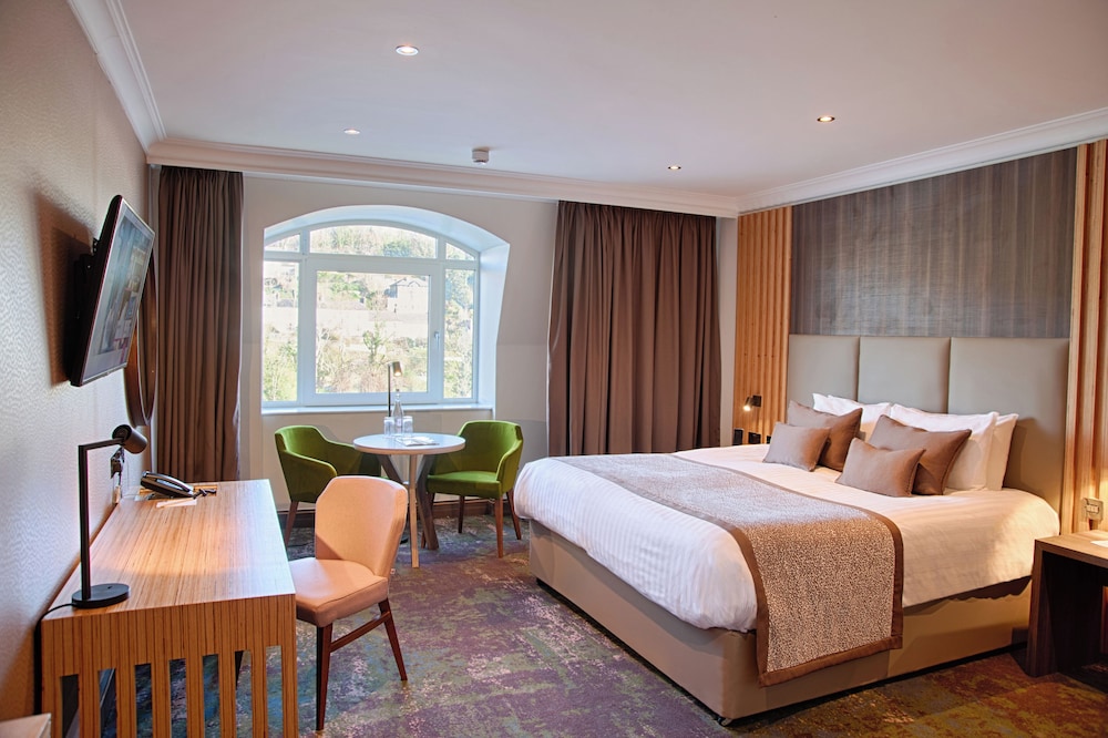 DELUXE, KING BED, RIVER VIEW