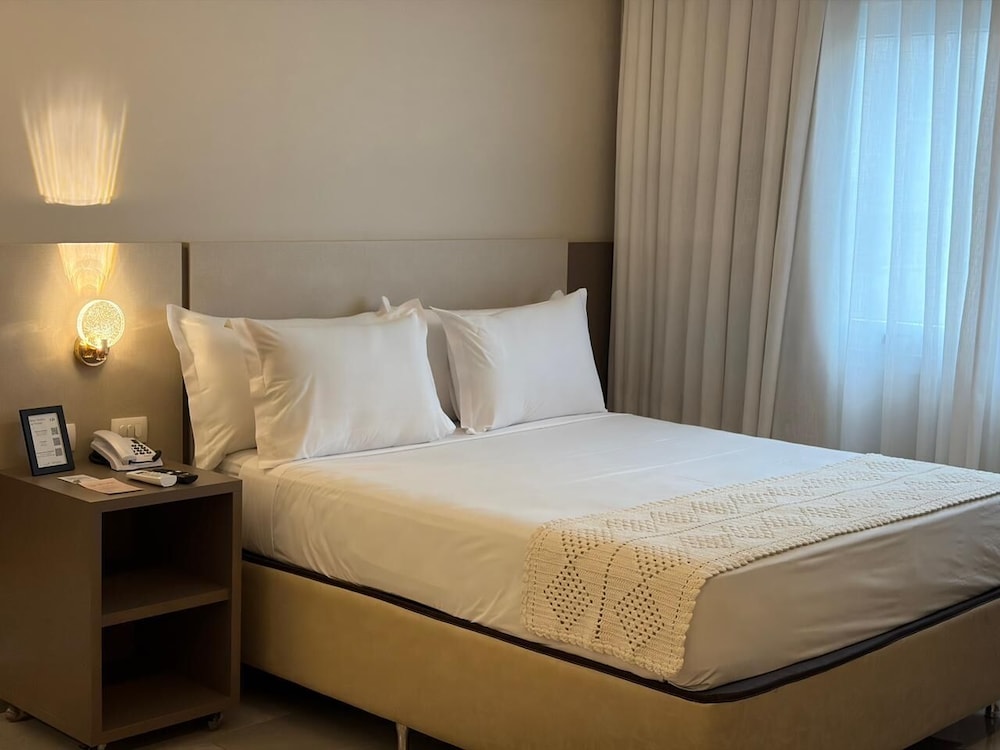LUXURY, QUEEN BED