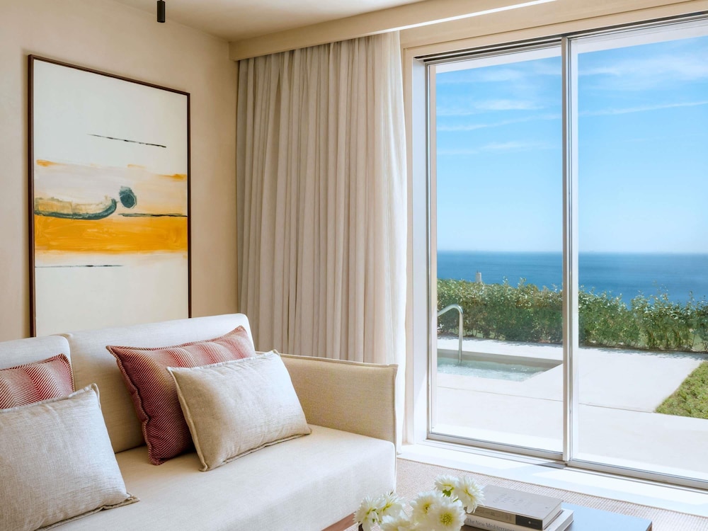 1 Bedroom, Suite, King Bed, Sea View, Plunge Pool, Living Area