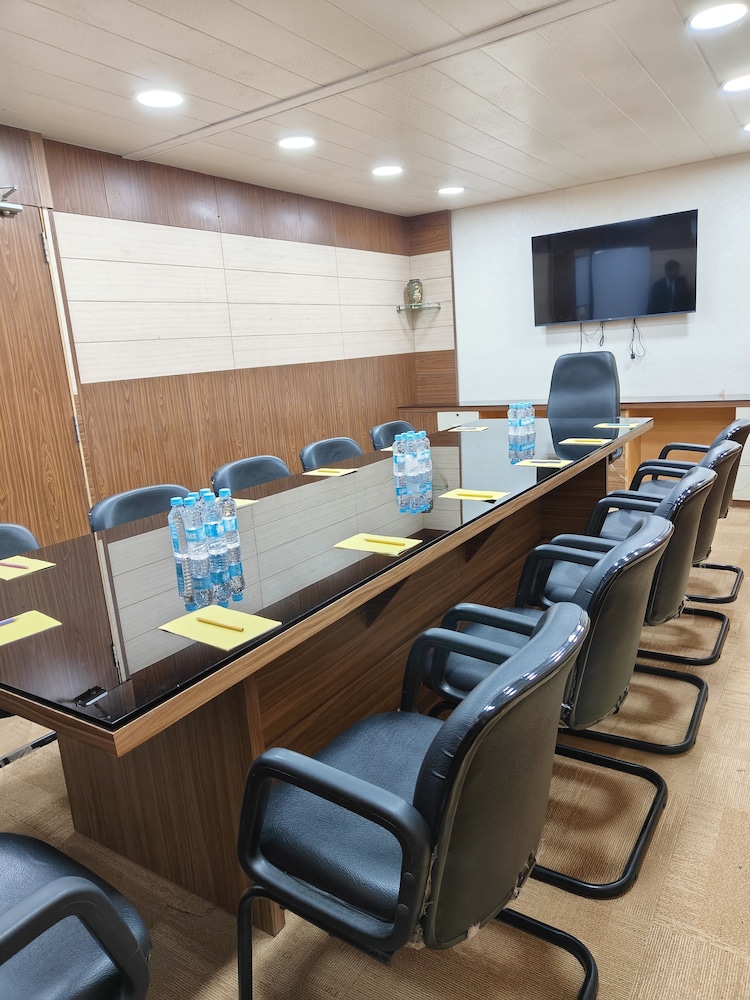Pinnacle by Click Hotels, Lucknow 56/63