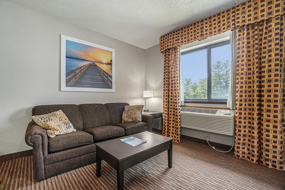 Days Inn Suites By Wyndham Traverse City 28/50