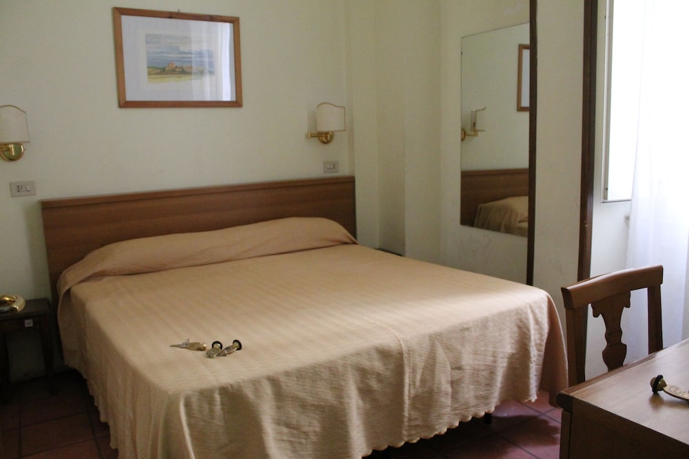Hotel Pomezia 6/28