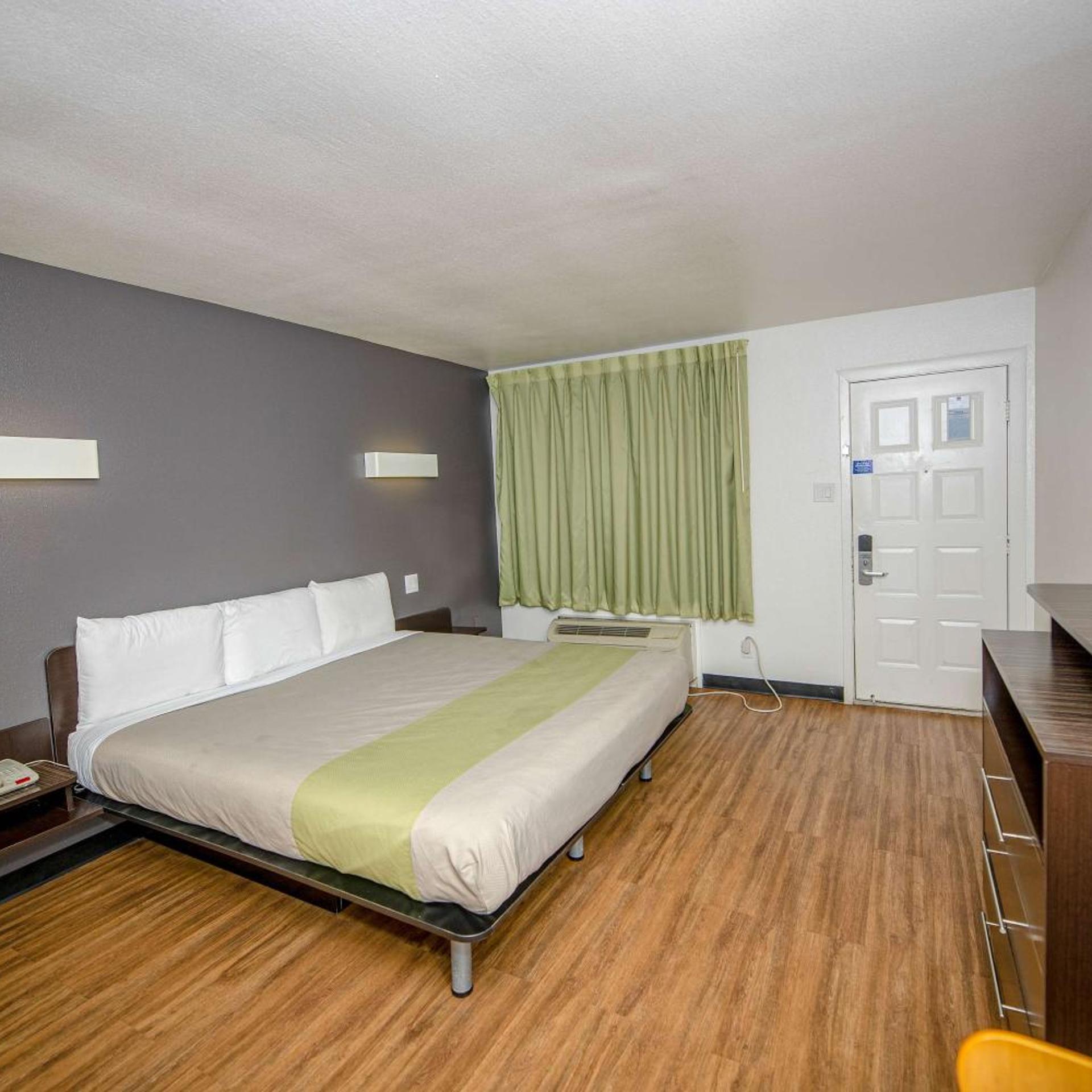 1 King Bed Mobility Accessible Tub, Nsmk