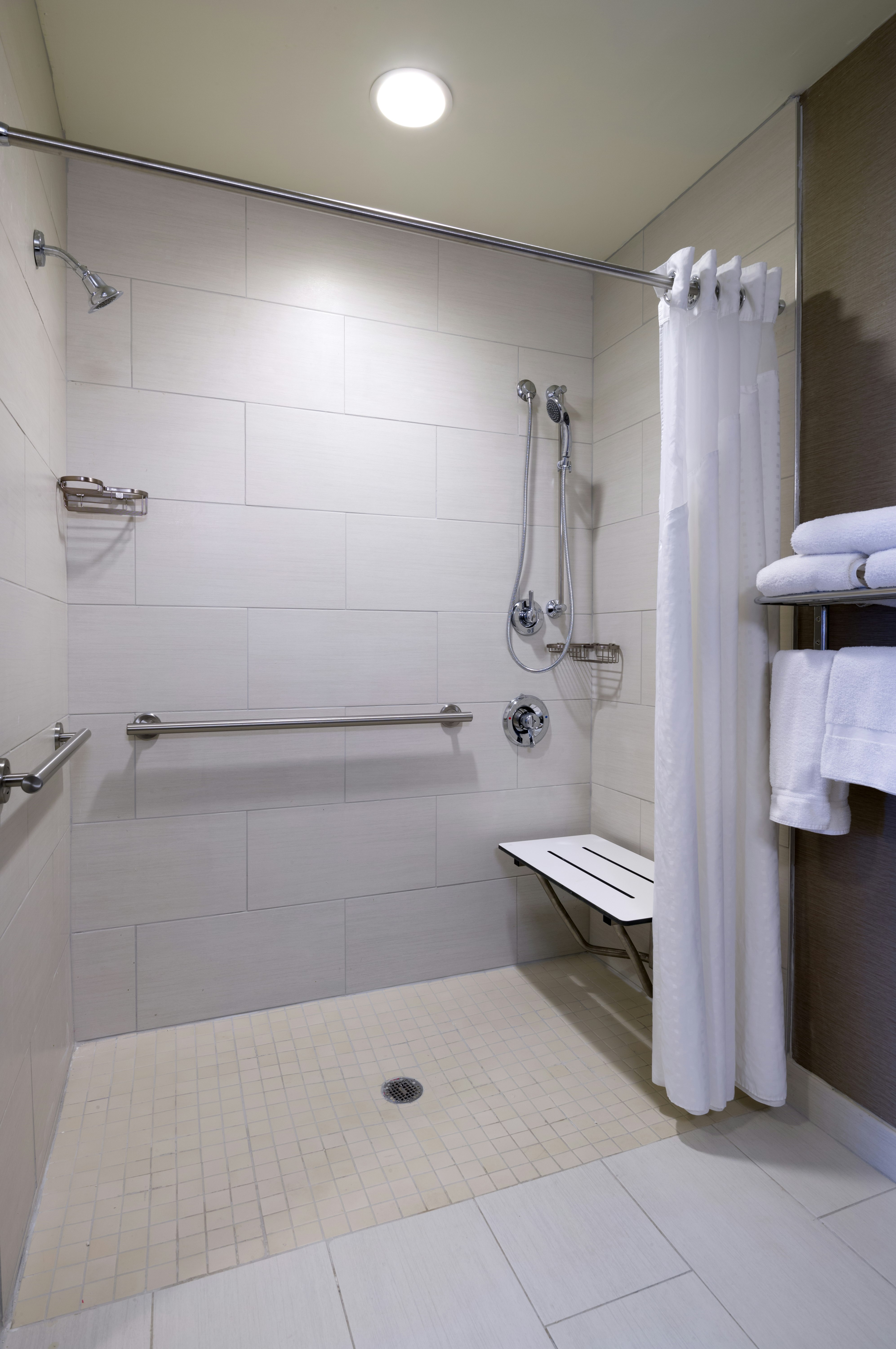 Holiday Inn Express Hotel Suites King of Prussia 62/67
