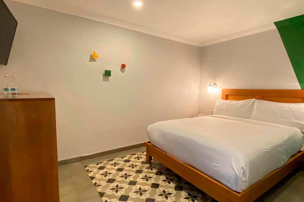 SUITE, QUEEN BED