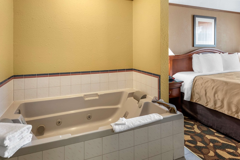 Quality Inn Paradise Creek 11/43