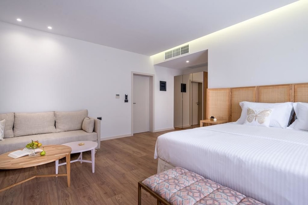 DELUXE, SUITE, PARTIAL SEA VIEW, BALCONY