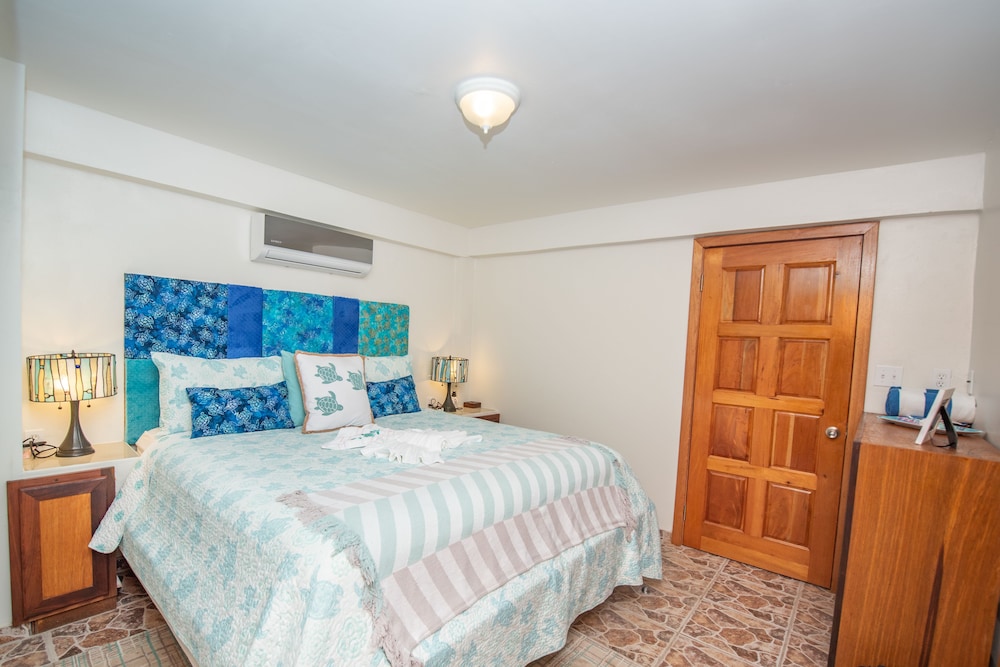 1 Bedroom, Sea Turtle, King Bed, Pool Side, Sea View, Sofa