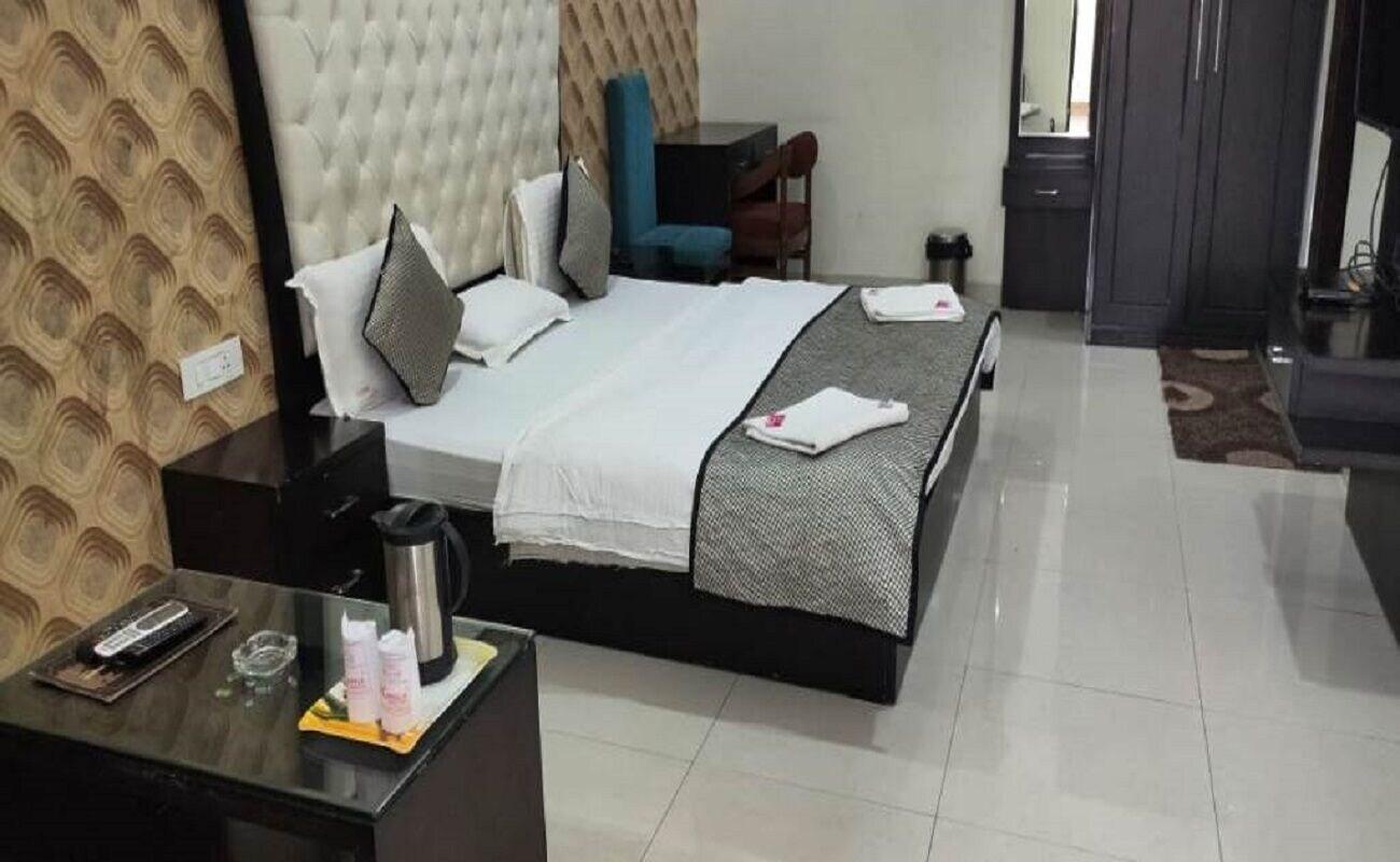 Hotel Mandakini Lush 8/28