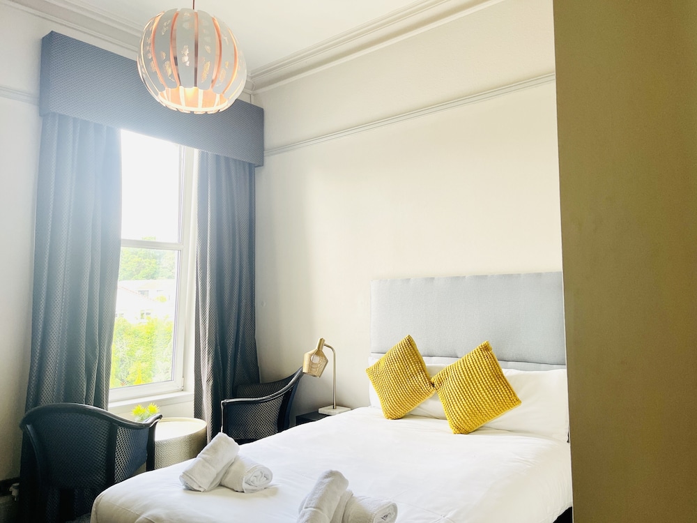 Lovat Hotel 8/42