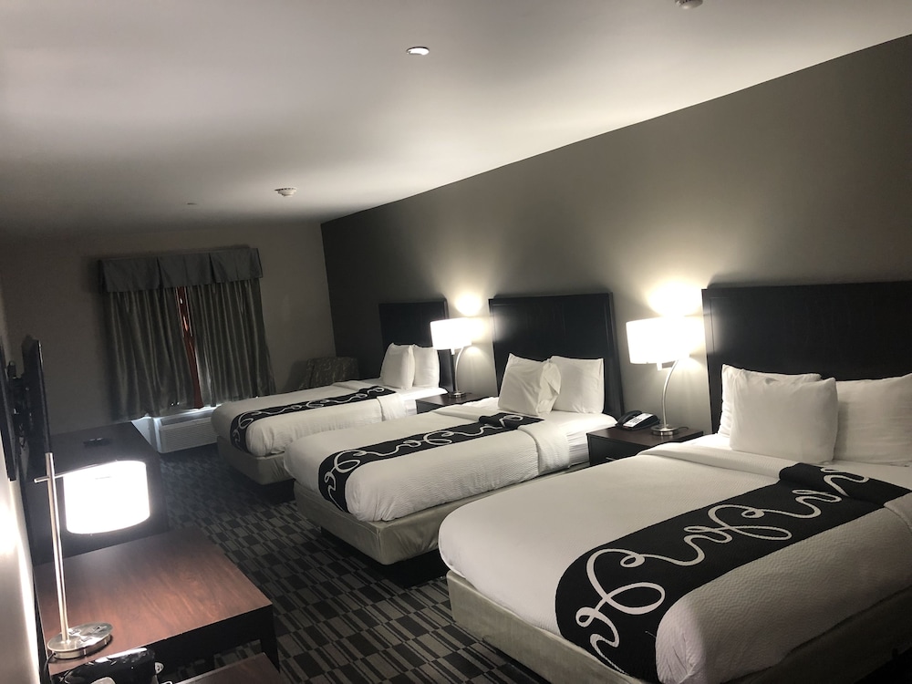 غرفة أساسية ثلاثية بسريرين كوين، Catoosa Inn and Suites 2/3