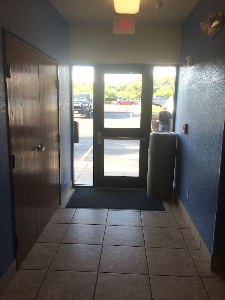 Days Inn & Suites by Wyndham San Antonio North/Stone Oak 12/63