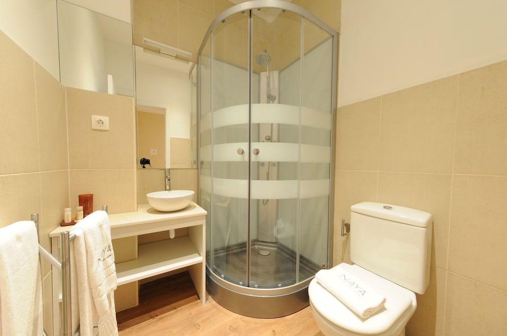 غرفة رباعية بسرير كوين بشرفة مع سرير سحّاب إضافي، Naya - Downtown Guesthouse 6/6