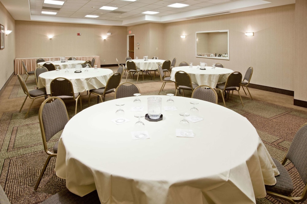 La Quinta Inn & Suites by Wyndham Bannockburn-Deerfield 43/56