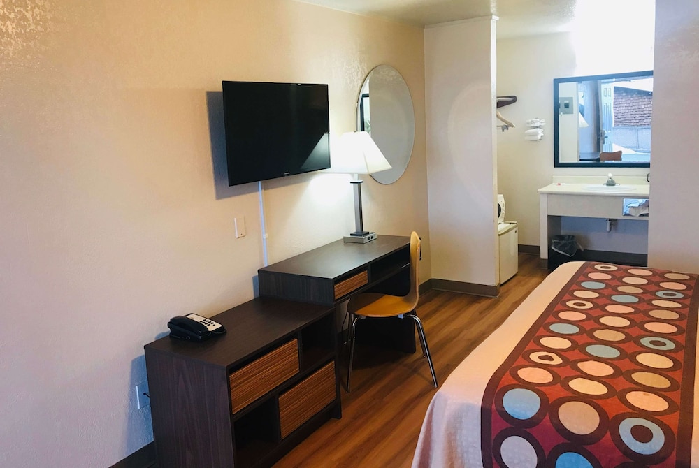 Super 8 by Wyndham Evanston 24/36